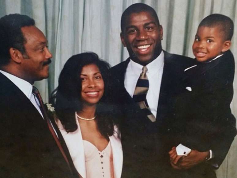 O garoto ainda criança no colo do pai, o ex-jogador de basquete Magic Johnson