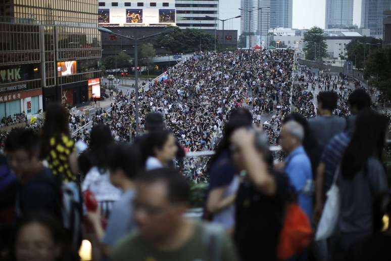 Milhares de manifestantes pró-democracia voltaram às ruas de Hong Kong nesta quarta-feira, dia nacional na China