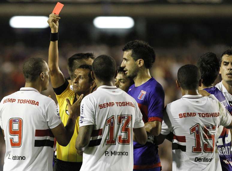 Lu&iacute;s Fabiano deixa campo ap&oacute;s ser expulso contra o Tigre na final da Copa Sul-Americana