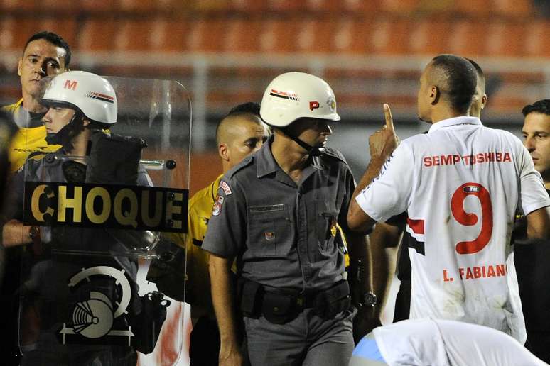 Luís Fabiano é expulso após a partida contra o Arsenal pela Libertadores