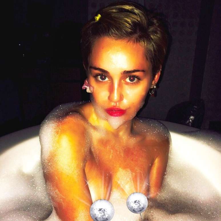 <p>Cantora postou foto em que aparece tomando banho, coberta de espuma</p>
