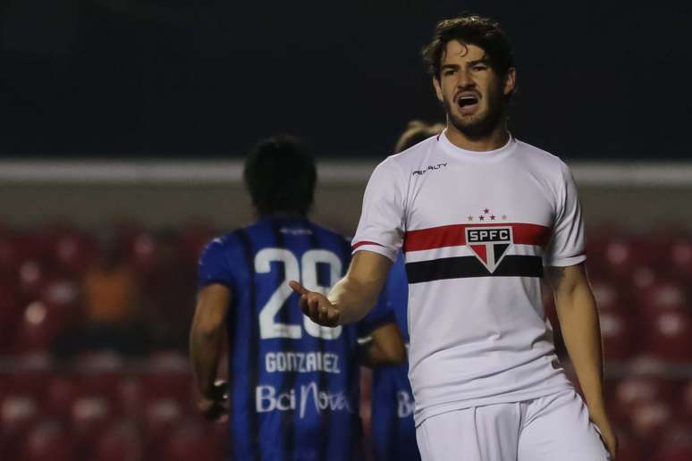 <p>Corinthians paga parte do sálario de Alexandre Pato, que atua no São Paulo</p>