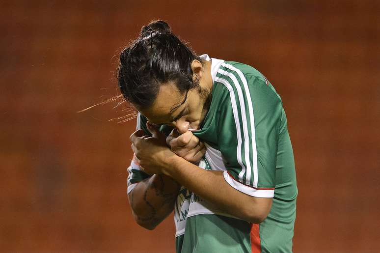 <p>Valdivia beija símbolo palmeirense em duelo contra a Chapecoense, que terminou com importante vitória por 4 a 2 para o Palmeiras de virada. </p>