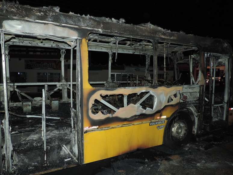 <p>Tr&ecirc;s &ocirc;nibus e sete carros foram incendiados nesta madrugada</p>