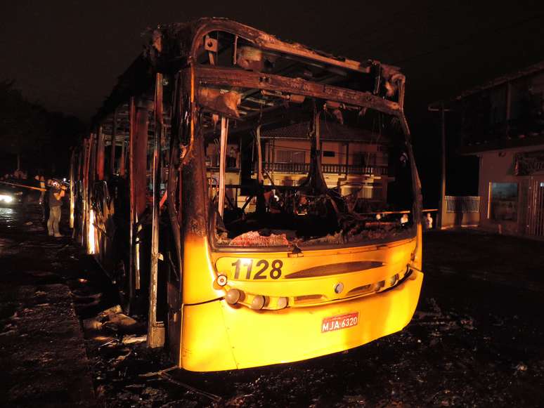 <p>Como frotas do transporte público foram atacadas, os ônibus irão circular em horários reduzidos neste final de semana</p>