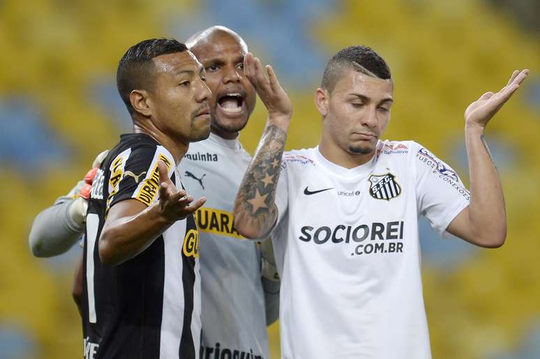 <p>Santos teve vit&oacute;ria apertada apesar de fazer tr&ecirc;s gols</p>