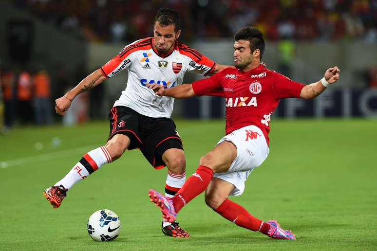 <p>Canteros e Arthur Maia disputam a bola no duelo entre Am&eacute;rica-RN e Flamengo na Arena das Dunas.</p>