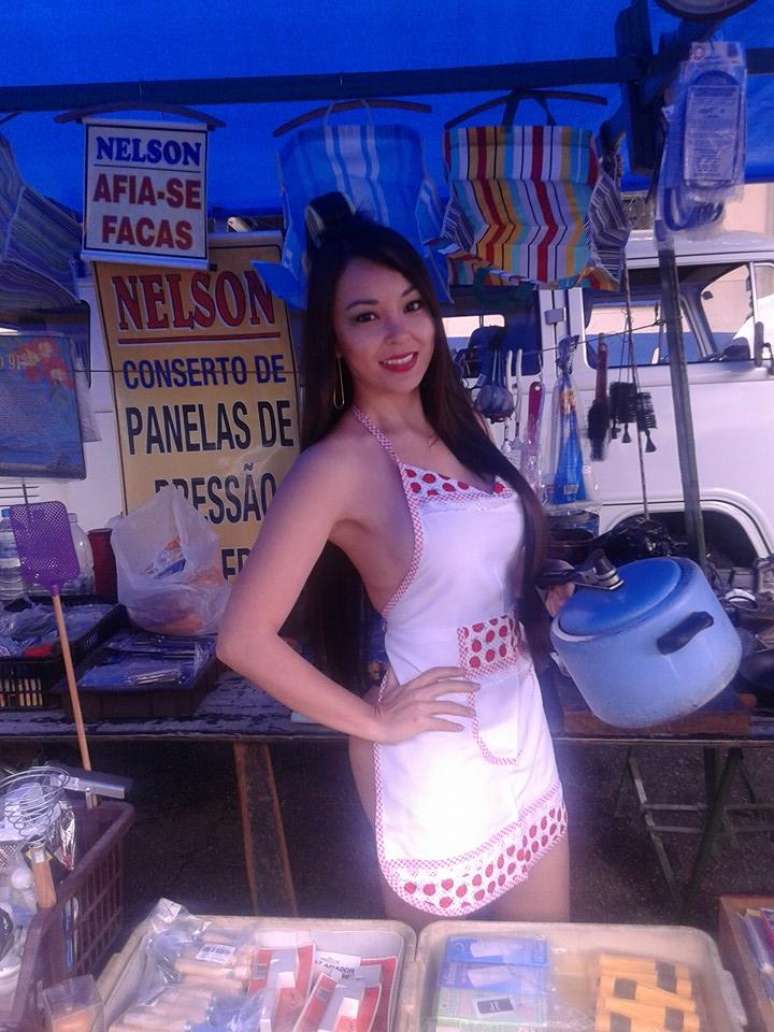 Suzy Pianista apareceu em feira livre s&oacute; com calcinha do Corinthians e avental