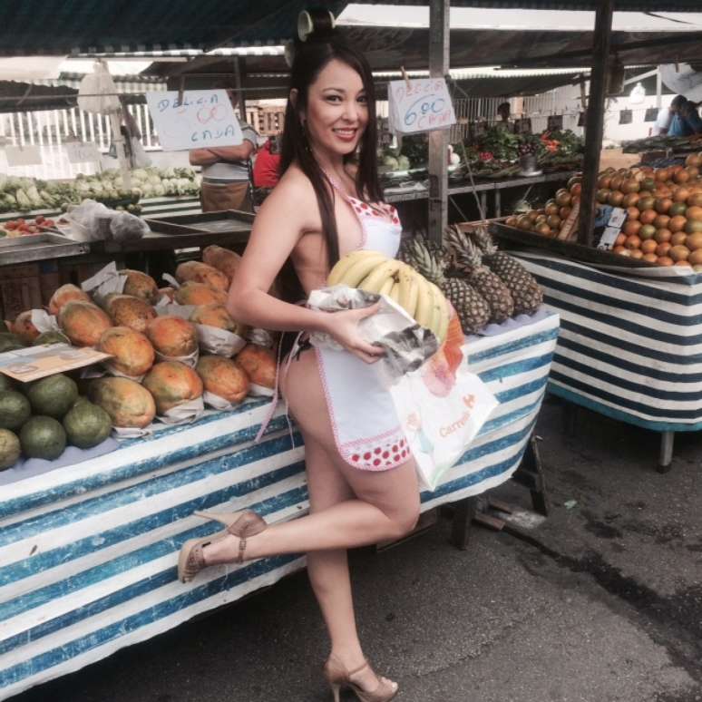 Suzy Pianista apareceu em feira livre s&oacute; com calcinha do Corinthians e avental