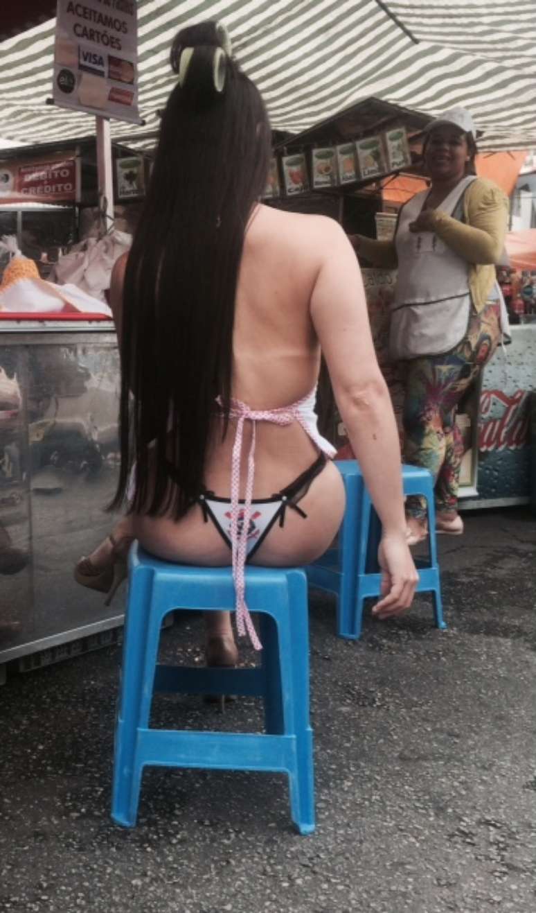 Suzy Pianista apareceu em feira livre s&oacute; com calcinha do Corinthians e avental