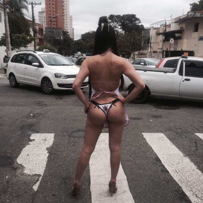 Suzy Pianista apareceu em feira livre s&oacute; com calcinha do Corinthians e avental