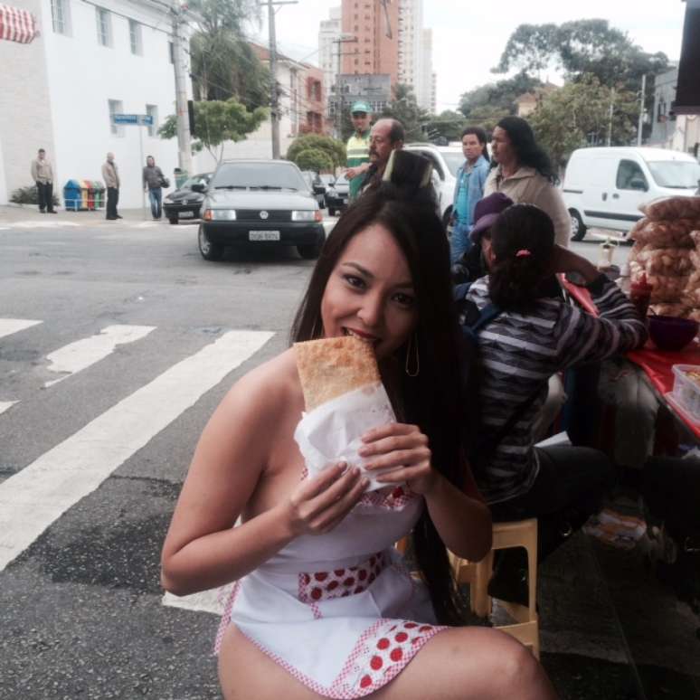 Suzy Pianista apareceu em feira livre s&oacute; com calcinha do Corinthians e avental
