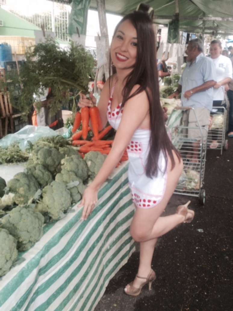 Suzy Pianista apareceu em feira livre s&oacute; com calcinha do Corinthians e avental