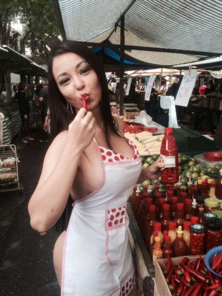 Suzy Pianista apareceu em feira livre s&oacute; com calcinha do Corinthians e avental