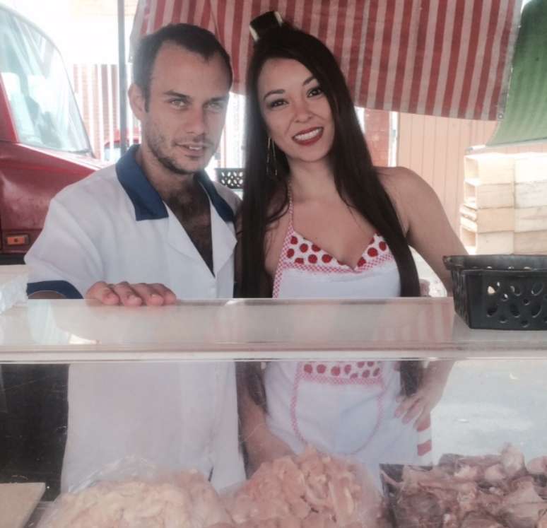 Suzy Pianista apareceu em feira livre s&oacute; com calcinha do Corinthians e avental