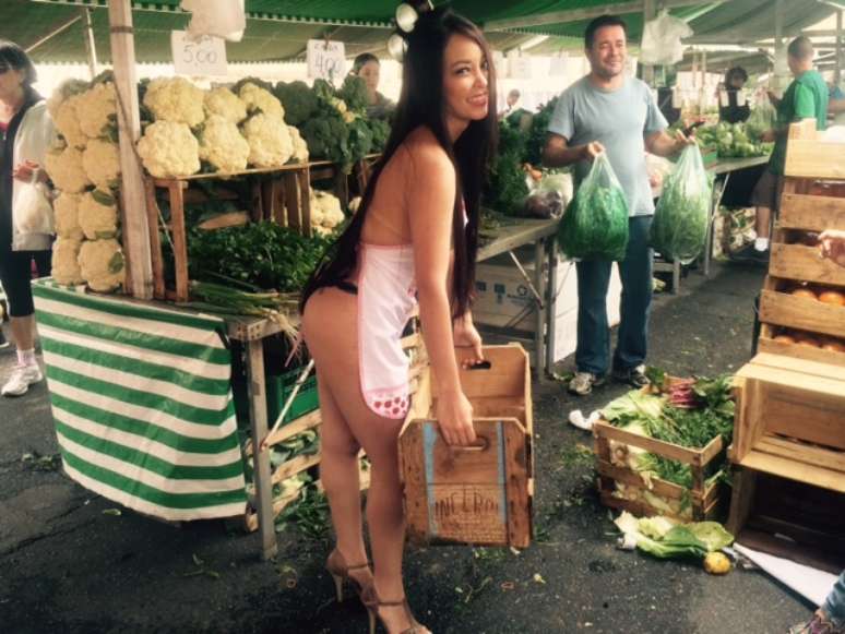 Suzy Pianista apareceu em feira livre s&oacute; com calcinha do Corinthians e avental