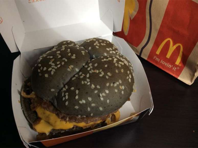 <p>Sanduíche do McDonald's tem pão preto</p>