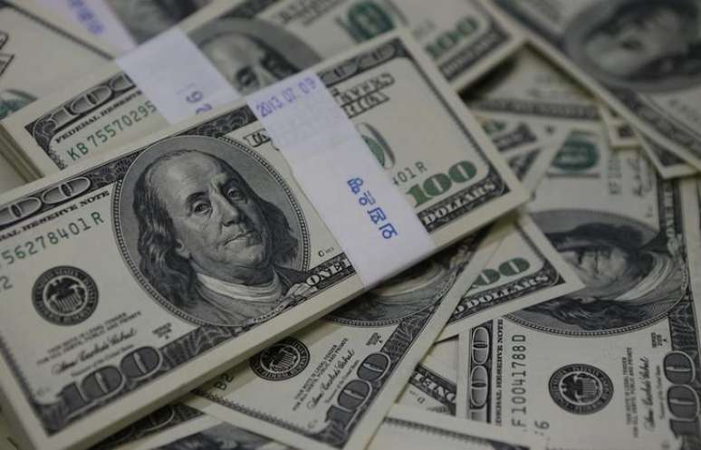 <p>Pela manh&atilde;, a queda do d&oacute;lar foi auxiliada ainda pela deprecia&ccedil;&atilde;o da moeda norte-americana em rela&ccedil;&atilde;o a outras moedas emergentes importantes</p>