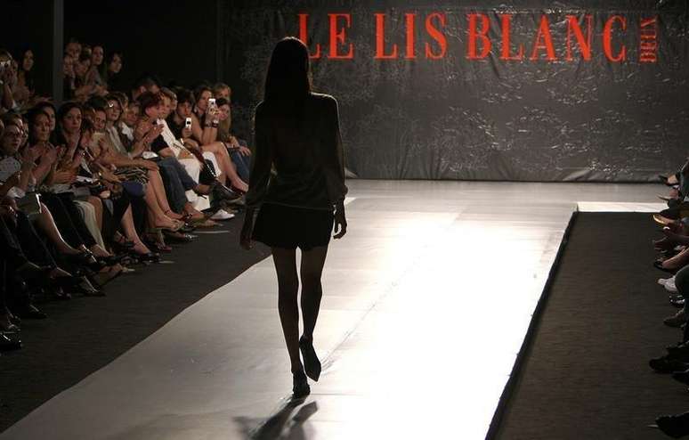 <p>Desfile da Le Lis Blanc no Crystal Fashion show, em Curitiba; operação criará a maior empresa do Brasil no segmento de vestuário de alto padrão</p>