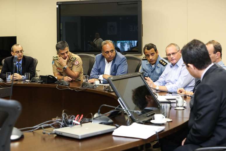 <p>Governador Luiz Fernando Pezão se reuniu com a cúpula da Segurança, incluindo José Mariano Beltrame, no Centro Integrado de Comando e Controle do Rio</p>
