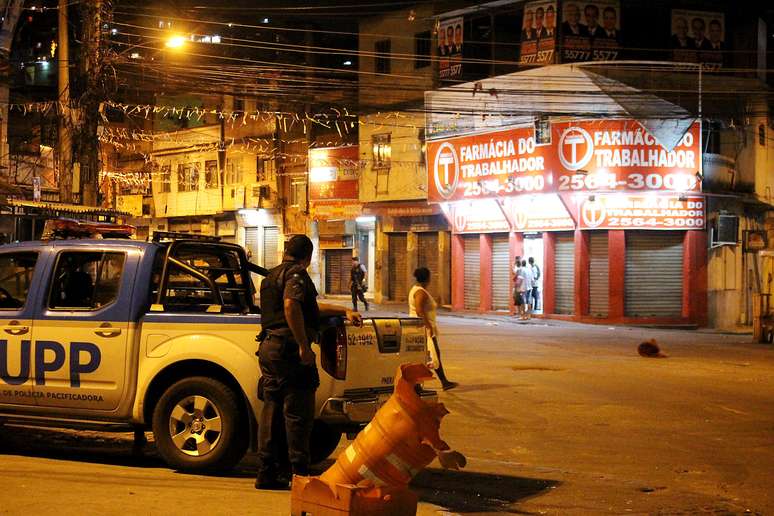 Policiais ocupam Vila Cruzeiro, no Rio de Janeiro