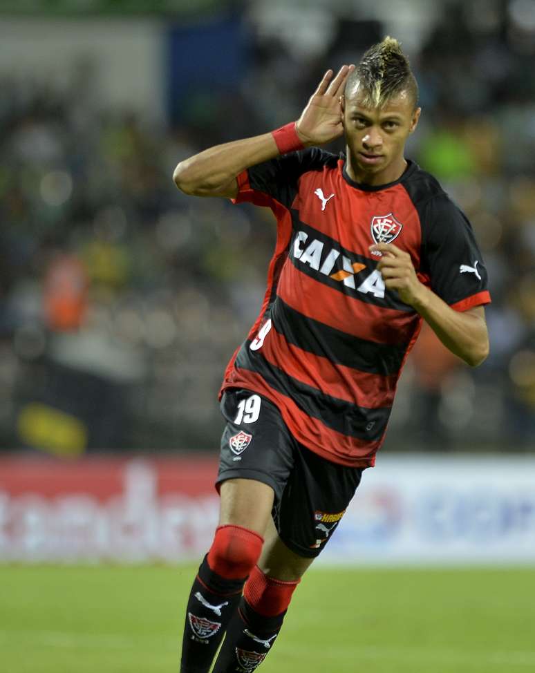 William Henrique comemora gol para o Vitória