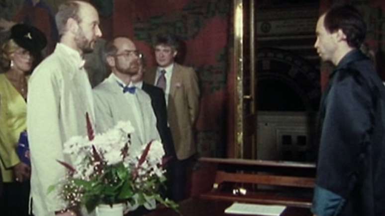 <p>Ivan Larsen e Ove Carlsen foram o segundo casal a assinar os papéis da união civil em 1º de outubro de 1989</p>