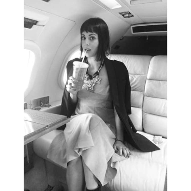 <p>Sophia Amoruso foi uma das primeiras a misturar, numa mesma produção, roupas caras e baratas, velhas e novas</p>