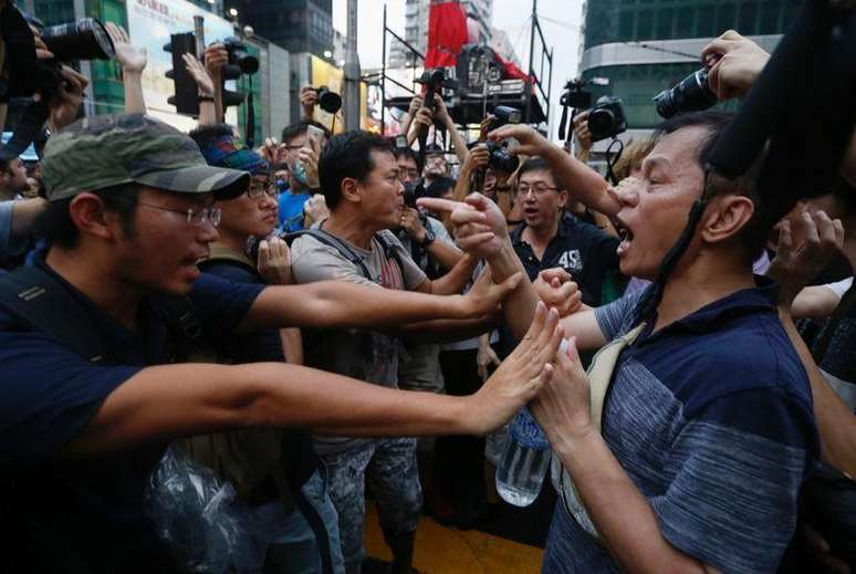 <p>Manifestantes pró-democracia entram em confronto com manifestantes contrários ao movimento no centro de Hong Kong</p>