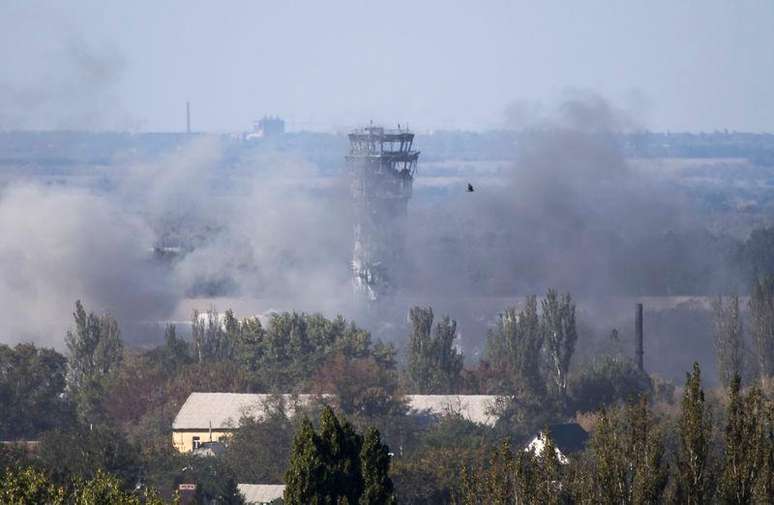 <p>Torre de controle do aeroporto internacional Sergey Prokofiev, em Donetsk, sob fumaça durante combate de forças do governo e rebeldes</p>