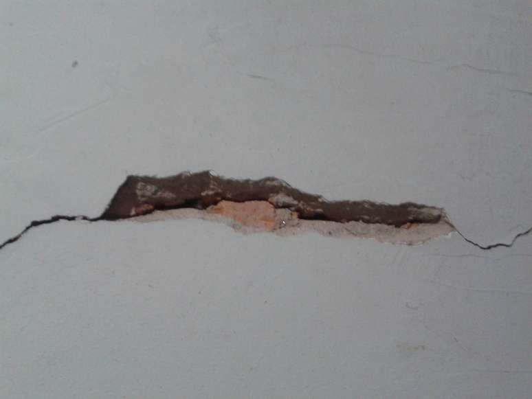 <p>A obra teria causado danos &agrave;s casas da rua</p>