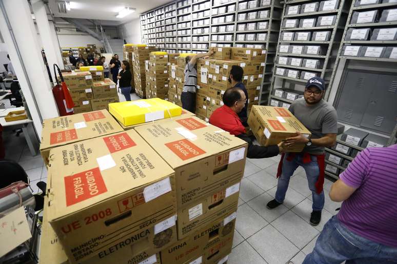 <p>Movimentação da manhã no Tribunal Regional Eleitoral de São Paulo, no Centro da cidade</p>