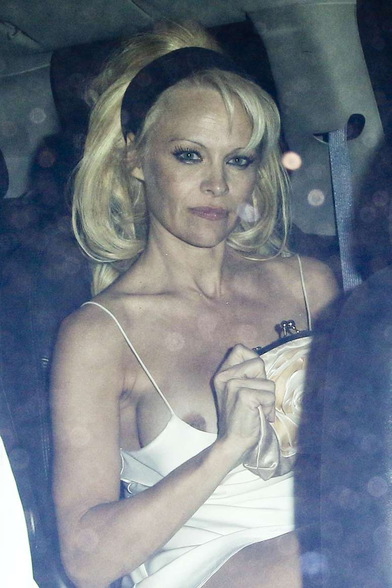 Sem querer? Pamela Anderson deixa seio à mostra em carro