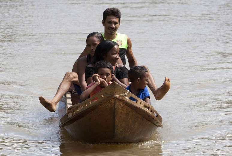 Famílias inteiras atravessam o rio Amazonas para poder votar
