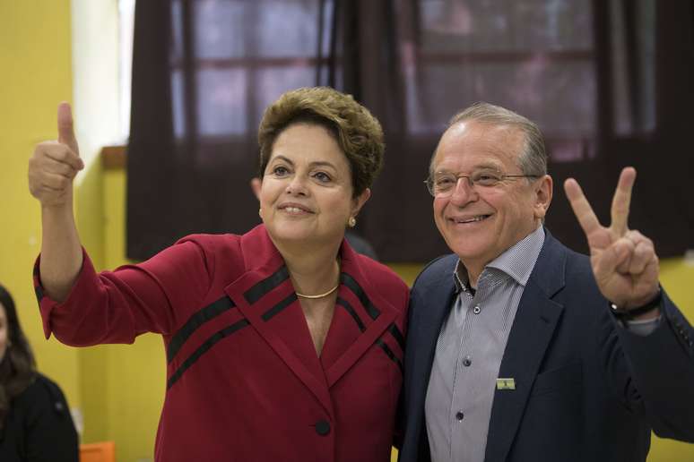 Dilma e Tarso Genro, candidato a reeleição de governador do Rio Grande do Sul, posam juntos após votação neste domingo (5)