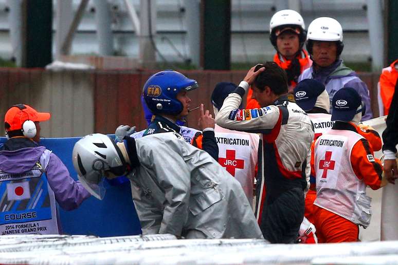 <p>Bianchi é atendido na pista após acidente no GP de Suzuka</p>
