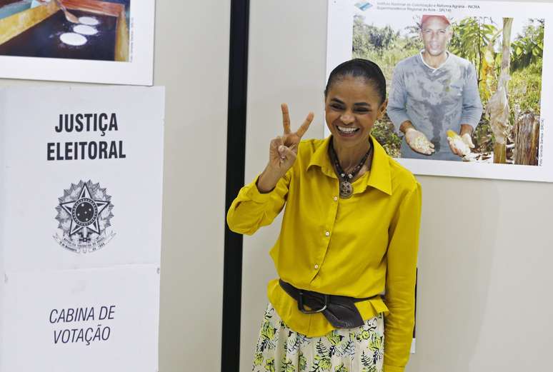<p>Marina Silva (PSB) votou em Rio Branco, no Acre, neste domingo (5)</p>