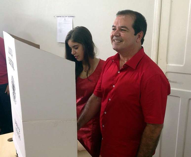 Tião Viana, que concorre à reeleição no governo do Acre pelo PT, votou acompanhado da família