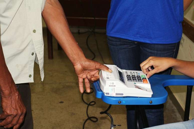 <p>Do total de eleitores do Estado, pouco mais de 370 mil e de apenas duas cidades, Búzios e Niterói, tiveram votação por identificação da impressão digital</p>