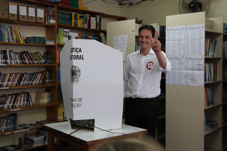 <p>Cláudio Vignatti posa para foto após votar</p>