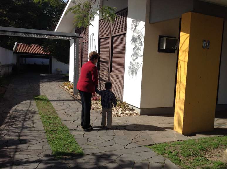 <p>Dilma Rousseff brincou com o neto após votar em Porto Alegre</p>