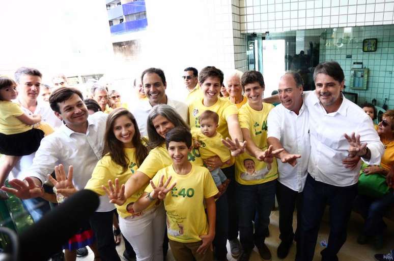 <p>Paulo Câmara posou com família de Eduardo Campos</p>