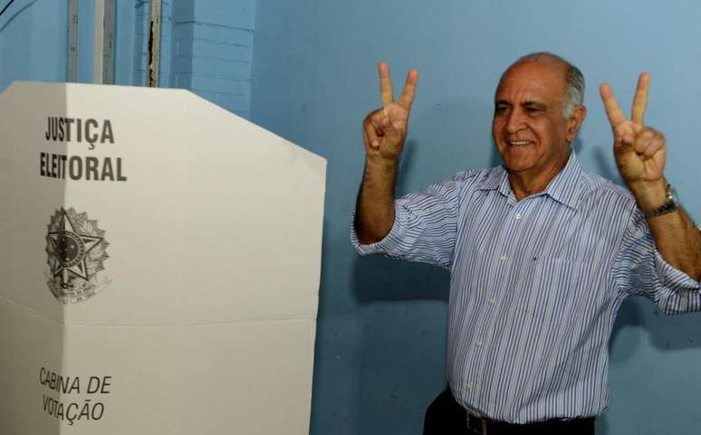 <p>Candidato a governador da Bahia posou ao lado da urna</p>
