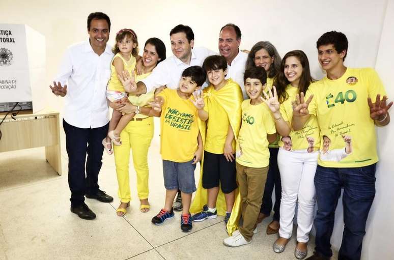<p>Paulo Henrique Saraiva Câmara posa para foto junto da família de Eduardo Campos após voto</p>