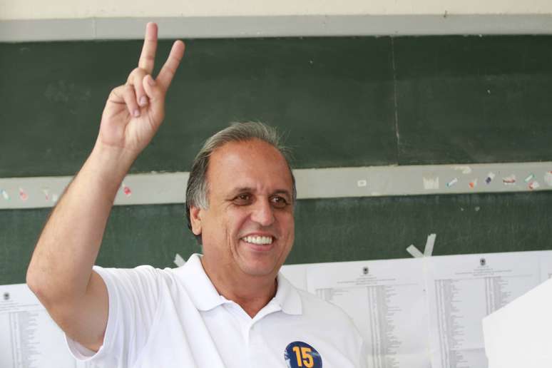 Luiz Pezão (PMDB), candidato ao Governo do Rio de Janeiro, votou em Ribeirão das Lajes