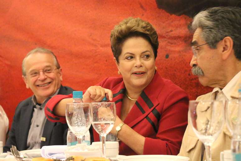 <p>Candidata&nbsp;&agrave; reelei&ccedil;&atilde;o pelo PT, Dilma Rousseff se reuniu com integrantes da sua coliga&ccedil;&atilde;o neste domingo (5), no Hotel Plaza S&atilde;o Rafael, em Porto Alegre</p>