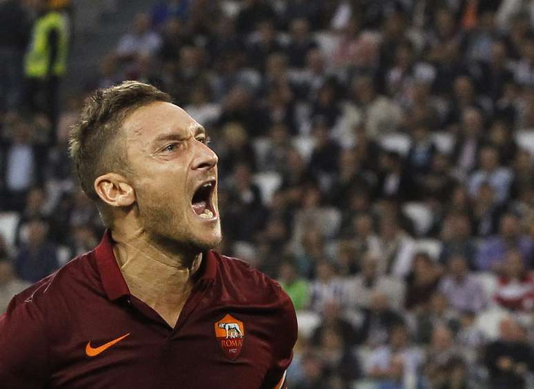 Totti comemora seu primeiro gol na edição 2014/15 do Italiano