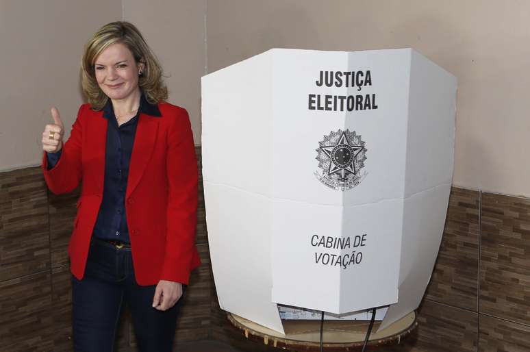 <p>Gleisi Hoffmann vota em Curitiba, em 5 de outubro</p>