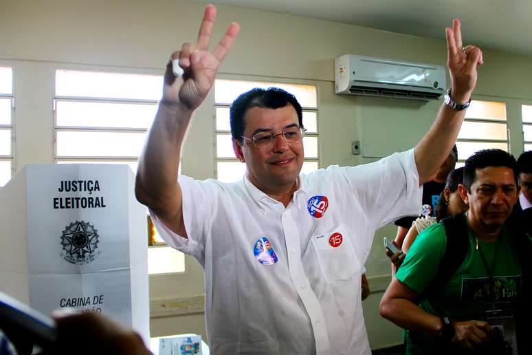O candidato ao governo do Estado, Eduardo Braga (PMDB) vota no Colégio Marechal Hermes da Fonseca, no Conjunto Cofasa, no Bairro Ponta Negra, em Manaus (AM)