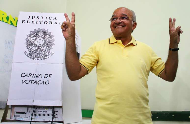 O governador e candidato a reeleição, José Melo (PROS) vota no colégio Ângelo Ramazotti, em Manaus (AM), neste domingo